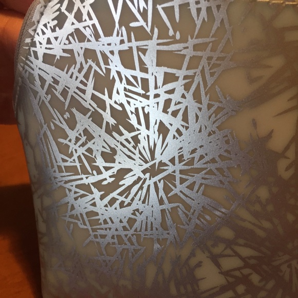 MAC Cosmetic Bag 💋 - Picture 4 of 6